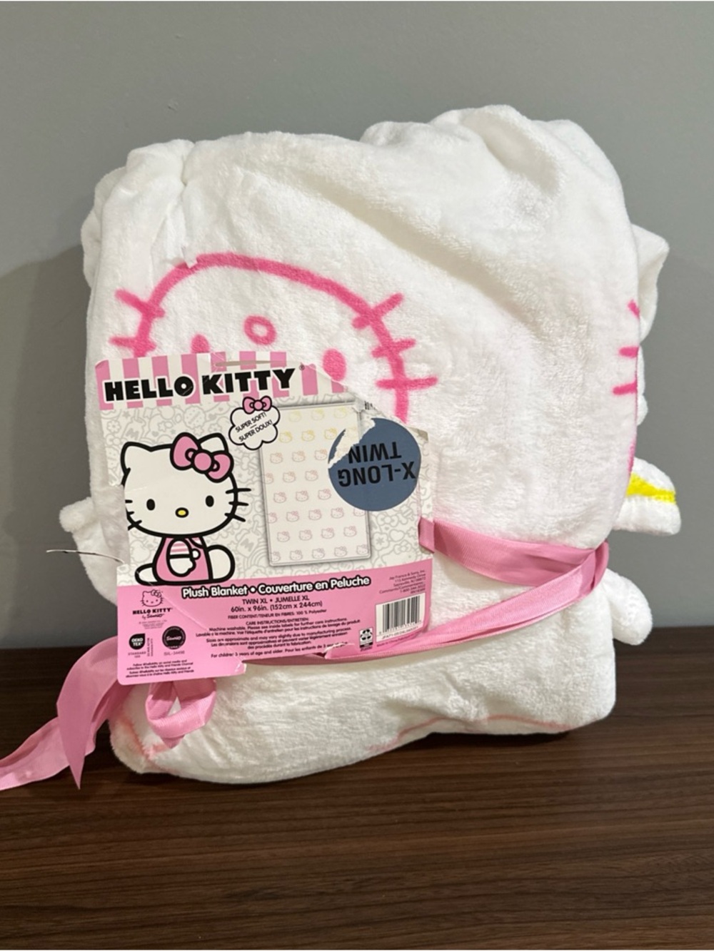 Hello Kitty White and Pink Hooded Plush Blanket - Picture 6 of 8